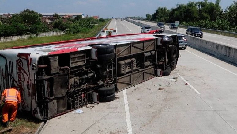 Bus Terguling Di Tol Pejagan Pemalang Orang Meninggal Dunia Dan