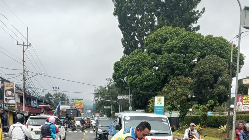 Minibus Tabrak Dua Truk Milik TNI AL Di Puncak Bogor ERA ID