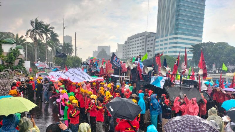 Diguyur Hujan Deras Ratusan Buruh Demo Di Depan DPR RI Tolak Perppu