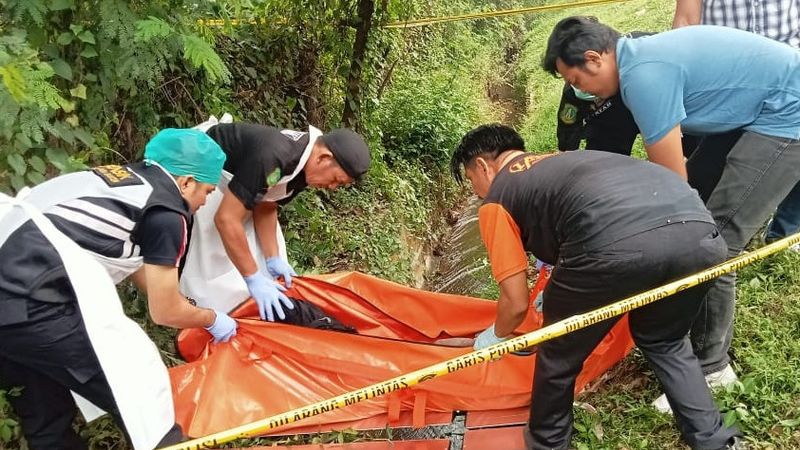 Sopir Truk Ditemukan Tewas Setengah Telanjang Di Tol Tangerang Merak Km