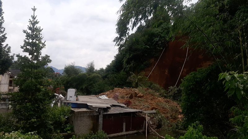 Longsor Tebing 30 Meter Di Lembang Timpa Dua Bangunan Lapangan Futsal