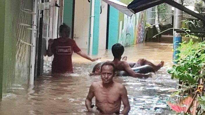 Update Banjir Di Dki Jakarta Senin Sore Rt Tergenang Warga Di