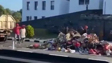 Petugas Kebersihan Buang 20 Ton Sampah Di Kantor Bupati Seram Bagian