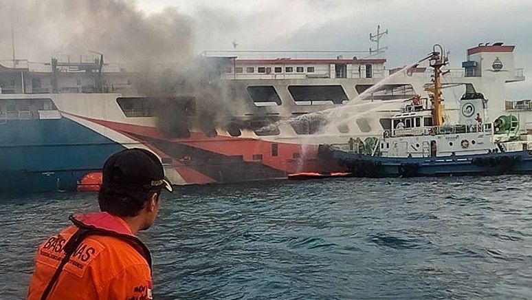 Kemenhub Bantu Evakuasi Kapal KM Royce yang Terbakar di Perairan Merak Banten