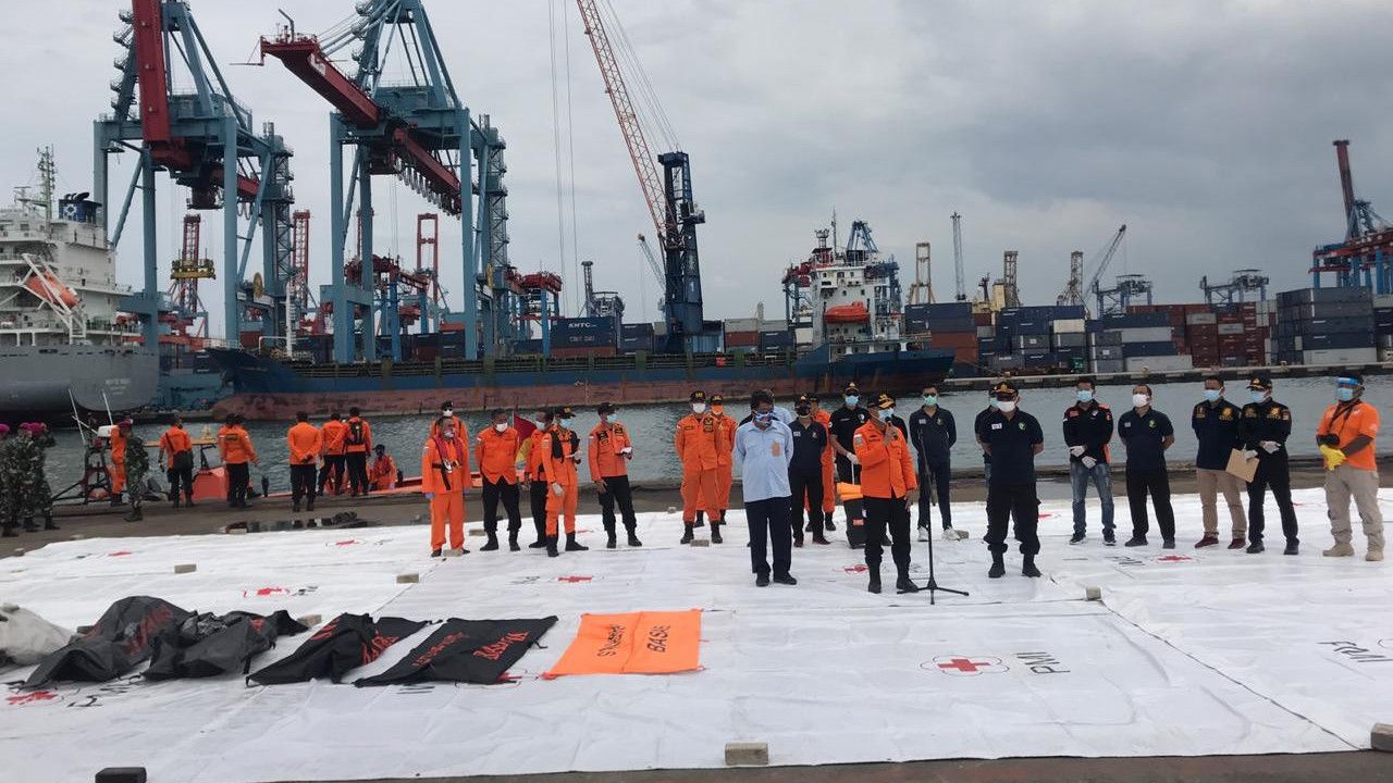 Penampakan Proses Evakuasi Jenazah dan Serpihan Pesawat Sriwijaya Air SJ182 yang Ditemukan Tim SAR