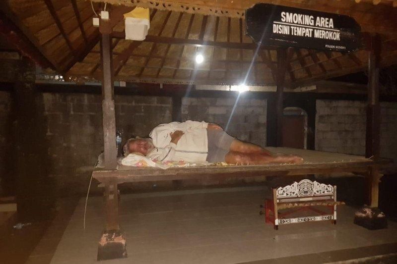 Saat WN Inggris ditemukan tertidur di sebuah pondok, wilayah Badung. (ANTARA/HO-Humas Kemenkumham Bali)