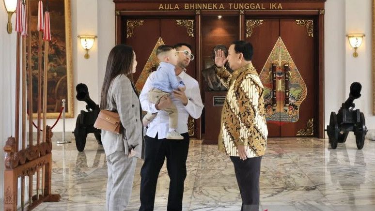 Momen Prabowo Hormat ke Cipung di Kantor Kemenhan Jakarta