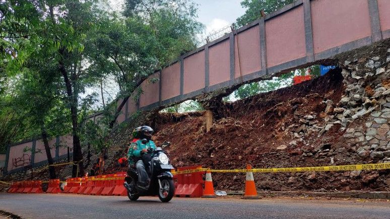 Akibat Hujan Deras, Turap Dinding Pembatas Taman Margasatwa Ragunan Jakarta Longsor