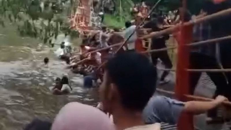 Viral Ibu Penggendong Bayi Tercebur ke Danau Saat Jembatan Gantung Cadika Medan Putus