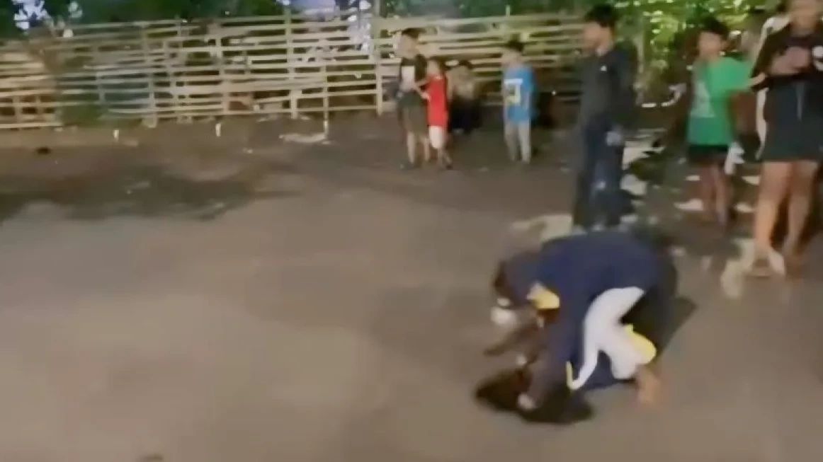 Sesama Wanita di Bekasi Berantem Gegara Saling Tatap di Jalan