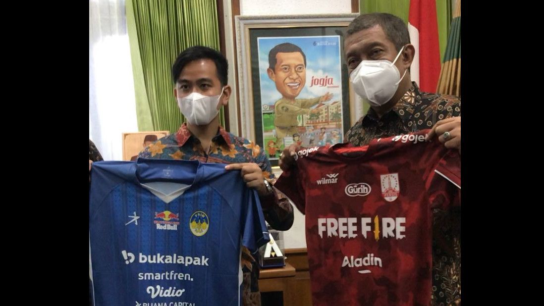 Momen Gibran dan Wali Kota Yogyakarta Tukar Jersey Jelang Derby Mataram Persis Solo VS PSIM Yogyakarta