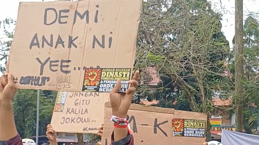 Mahasiswa di Sumut Demo Jokowi soal Dinasti Politik, Bawa Poster 'Demi Anak Ni Yee'