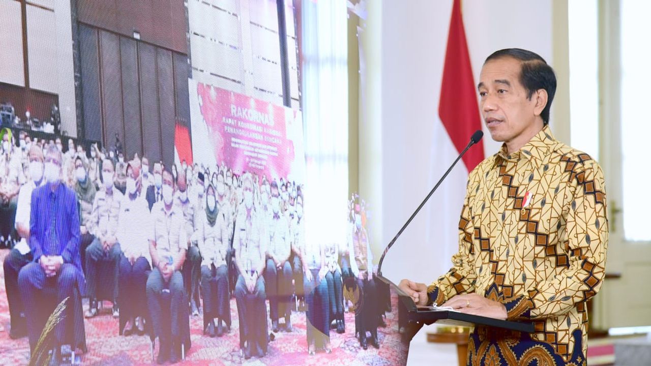 Pakar UGM Ungkap 'Keanehan' Kebijakan Rezim Jokowi: dari Ekspor Batu Baru hingga JHT 56 Tahun
