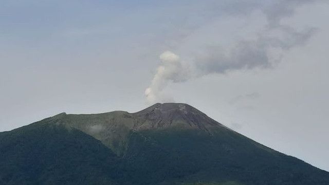 Gunung Gamalama Keluarkan Asap Putih, Tapi Bukan Tanda Peningkatan Aktivitas Vulkanik