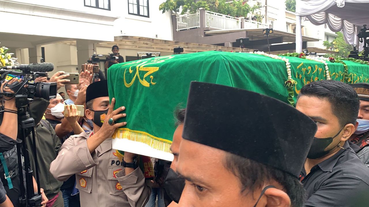 Ayah Terus Menangis, Suasana Pemakaman Bibi Ardiansyah dan Vanessa Angel di TPU Taman Islam Malaka