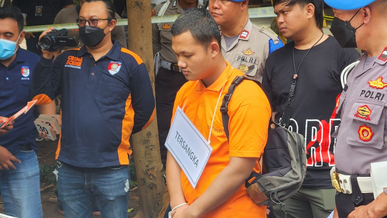 Anggota Densus 88 yang Bunuh Sopir Taksi di Depok Terlihat Lesu Saat Rekonstruksi Kasus