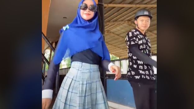 Ria Ricis Dihujat karena Joget TikTok Pakai Rok Pendek dan Baju Ketat, Netizen: Pakaian Makin Nggak Bener