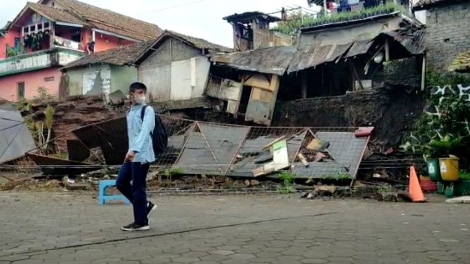 TPT SMPN 1 Cisarua Rusak Rumah dan Lukai Warga di Bandung Barat