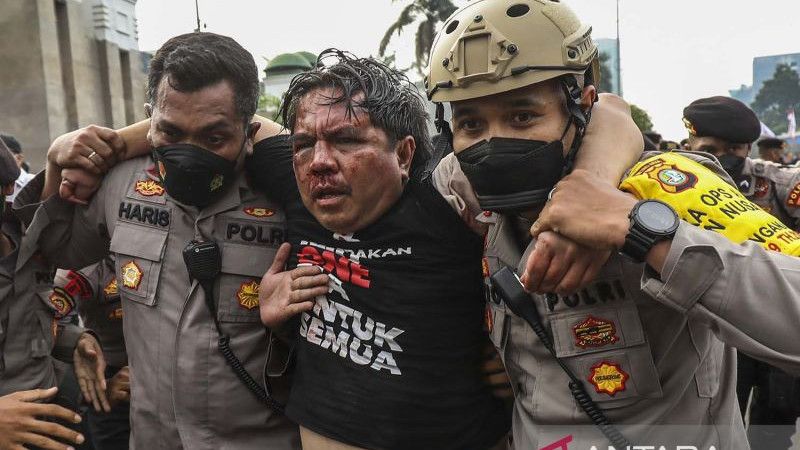Bukan Cuma Ade Armando yang Babak Belur, Enam Polisi Juga Terluka Dihajar Massa Saat Melerai