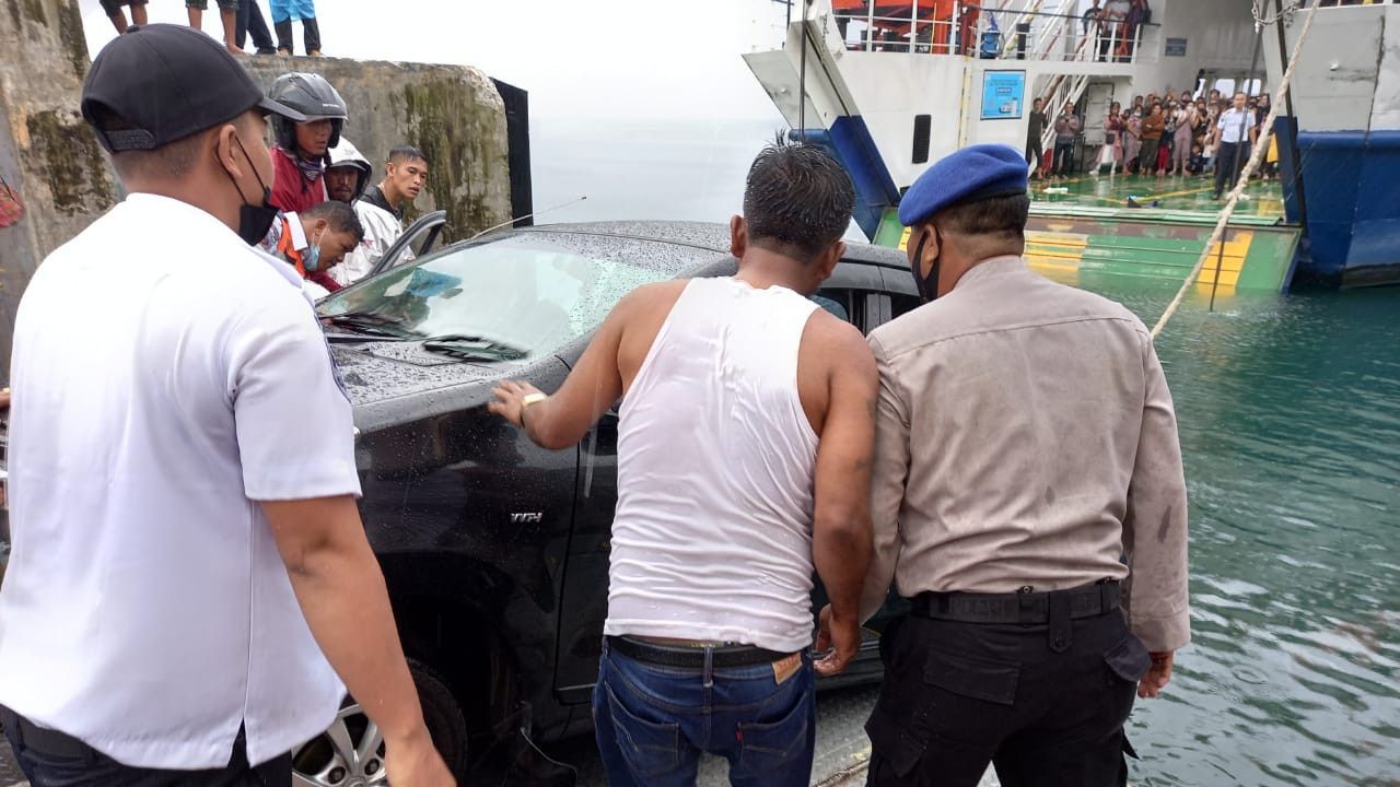 Polisi Selidiki Penyebab Jatuhnya Mobil Avanza ke Danau Toba dari KMP Ihan Batak