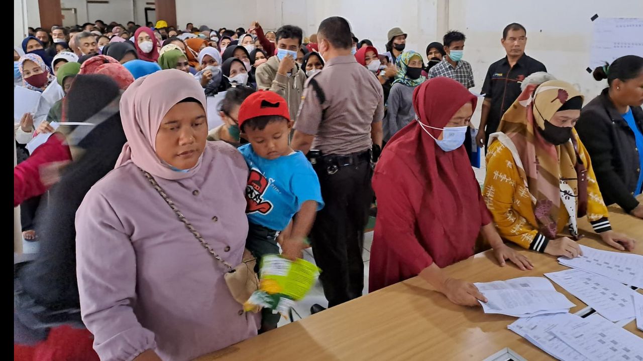 Warga Bandung Rela Antre Demi Dapat BLT BBM: Alhamdulillah Buat Beli Semnbako
