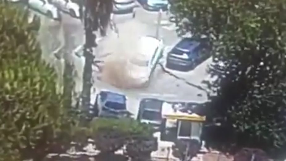 Video Detik-Detik Sinkhole di Yerusalem 'Menelan' Tiga Mobil Sekaligus
