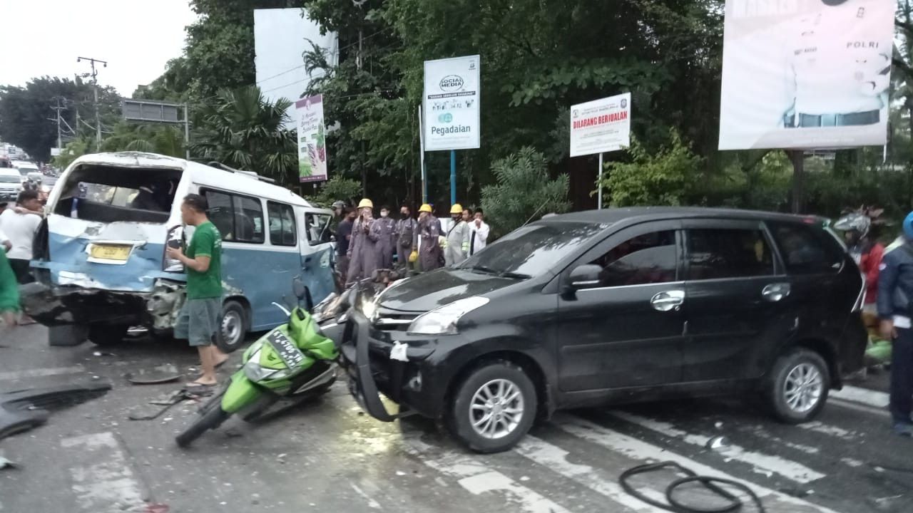 Viral Kecelakaan Maut di Rapak Balikpapan, Mobil Kontainer Menabrak Kendaraan Kecil