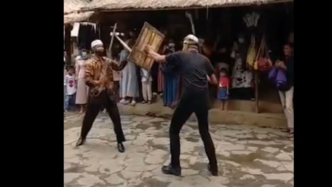 Aksi Ganjar 'Duel' Peresean di Suku Sasak Lombok Usai Nonton WSBK Mandalika