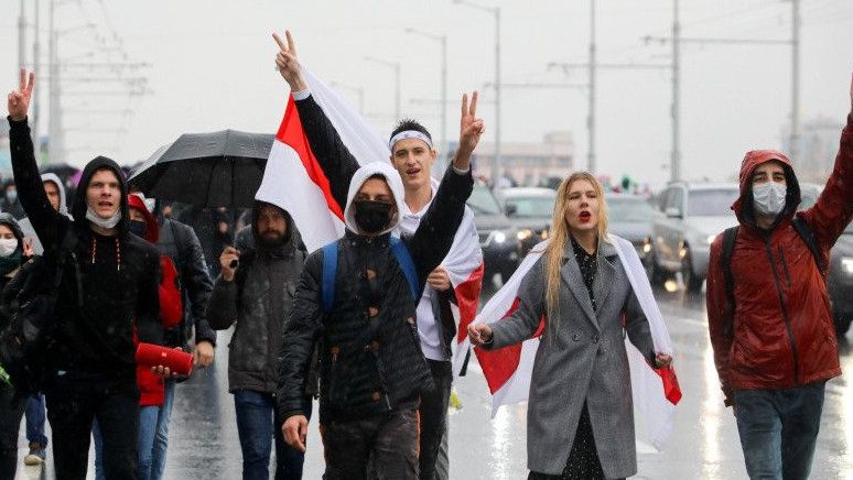Tak Gentar Pada Moncong Senjata, Demonstran Belarus Desak Presiden Mundur