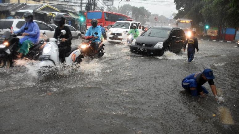 Akibat Curah Hujan Tinggi, 11 Ruas Jalan dan 21 RT di DKI Jakarta Banjir Pada Siang Ini