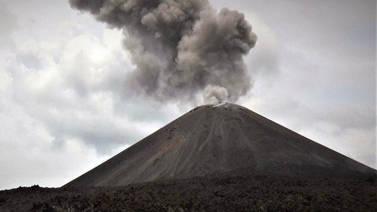 Asap Kawah Gunung Anak Krakatau Capai 500 Meter, PVBG Imbau Warga Tak Mendekat