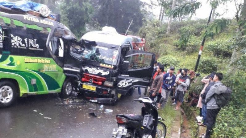 Tabrakan Mengerikan Terjadi di Garut, Sopir Elf Terjepit Badan Mobil