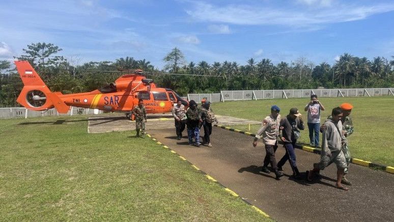 Tim SAR Evakuasi 71 Nelayan yang Terisolasi di Bangunan Bekas Dermaga