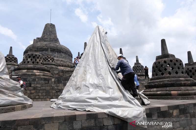 32 Stupa Candi Borobudur Ditutup Terpal Antisipasi Erupsi Merapi