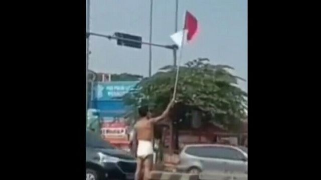 Viral Pria di Bekasi Nekat Kibarkan Bendera Merah Putih Tanpa Busana, Cuma Pakai Popok