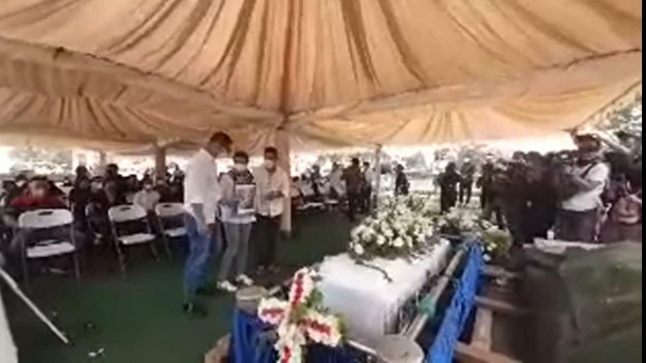 Pemakaman Maura Magnalia (Foto: YouTube/Intens Investigasi)
