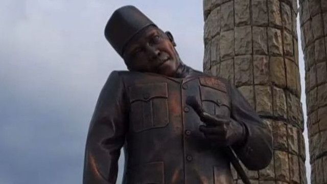 Pemkab Indramayu Perbaiki Patung Soekarno Berleher Miring yang Ditertawai Publik