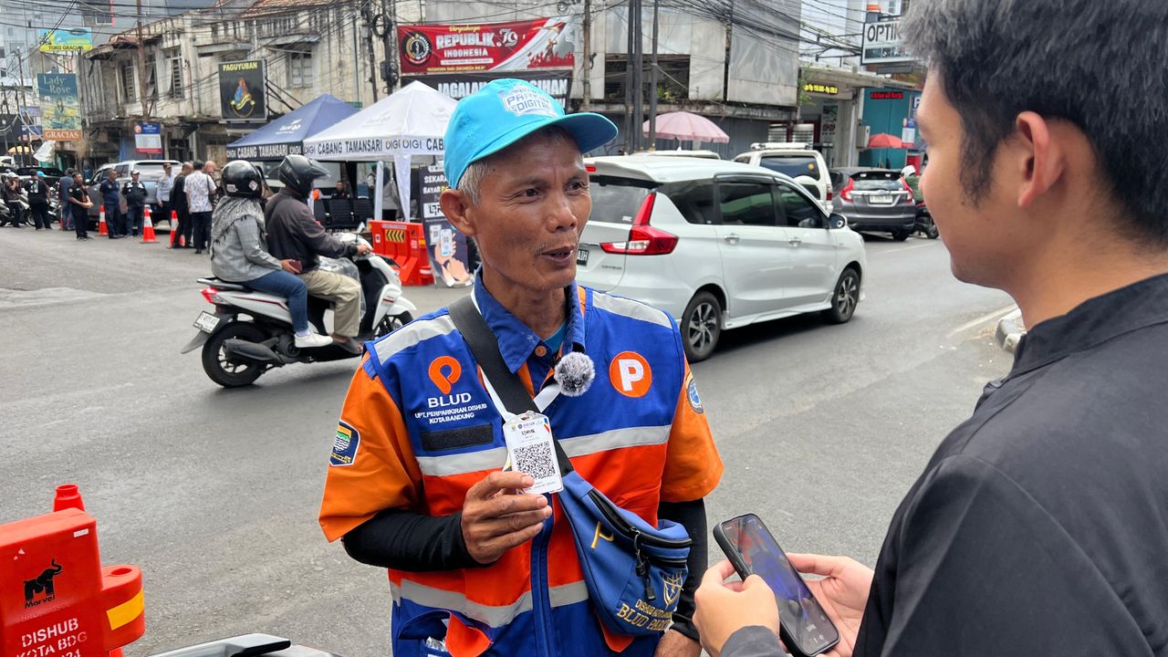 Dishub Kota Bandung Uji Coba Bayar Pakai QRIS, Jukir dan Warga Bingung