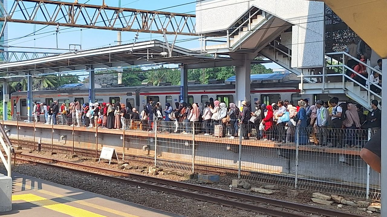 Prabowo Perintahkan KAI Tambah Gerbong KRL, Sedih Lihat Penumpang Berdempetan?