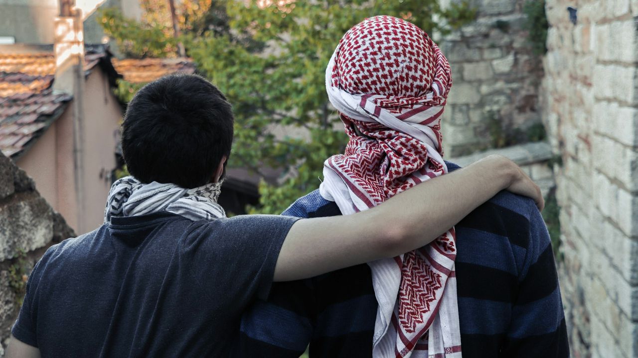Apa Itu Keffiyeh dan Mengapa Menjadi Simbol Perlawanan Palestina?