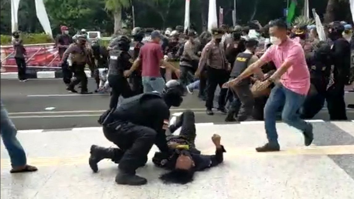 Polisi 'Smackdown' Mahasiswa Tangerang, DPR Singgung Tagar #PolriTegasHumanis
