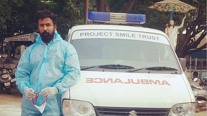 'Tsunami' COVID-19 di India, Aktor Bollywood Arjun Gowda Rela Jadi Sopir Ambulans