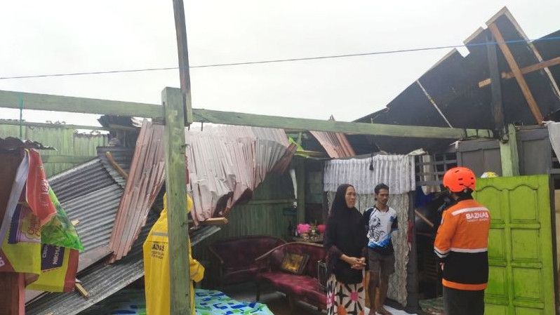 Ngerinya Efek Angin Kencang di Makassar, Tumbangkan Pohon, lalu Rusak Rumah Zainal