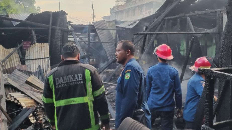 Diduga Api Berasal dari Mesin Pendingin Ruangan, 6 Unit Rumah di Medan Ludes Terbakar