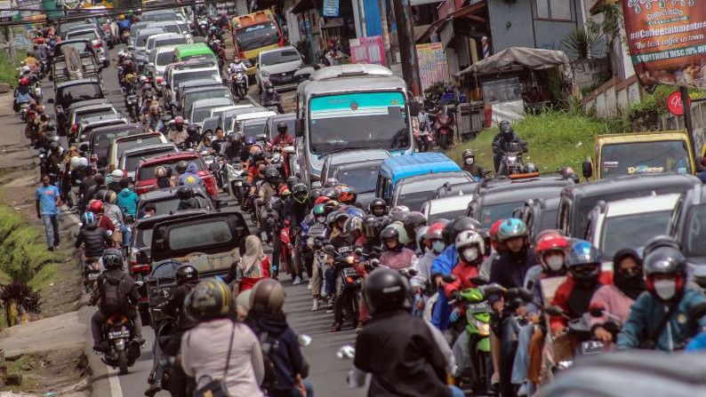 Jalur Puncak Macet Parah, Sandiaga Uno: Wisatawan Mesti Cari Tempat Liburan Lain