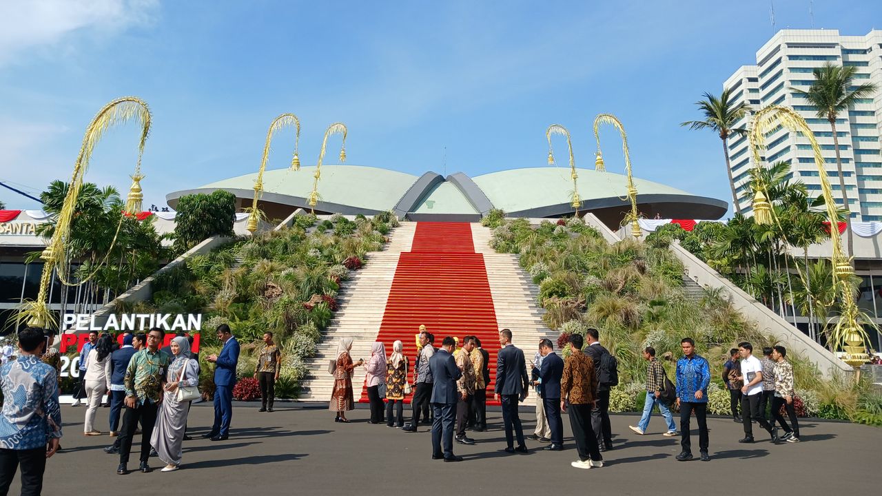 Gedung Parlemen Berhias Janur Kuning di Hari Pelantikan Prabowo-Gibran