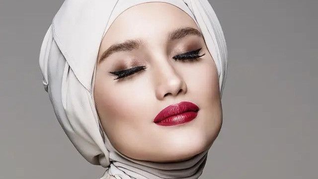 Bak Wanita Timur Tengah Saat Ucapkan Iduladha, Deretan Potret Cantik Cinta Laura Kenakan Hijab Bikin Netizen Pangling