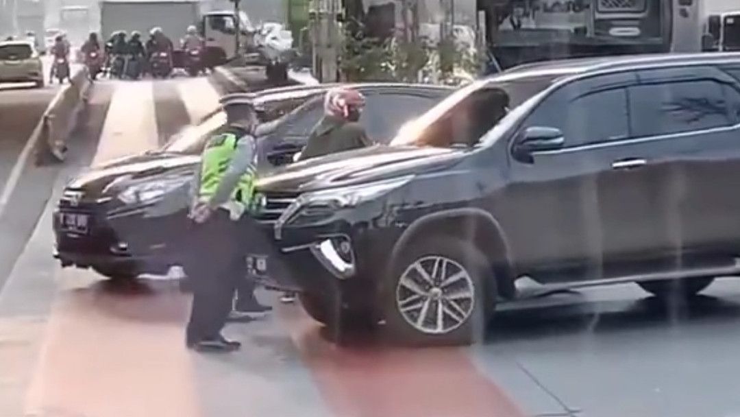 Viral Mobil Fortuner Melanggar lalu 'Seruduk' Polisi yang Menghalanginya di Jakbar