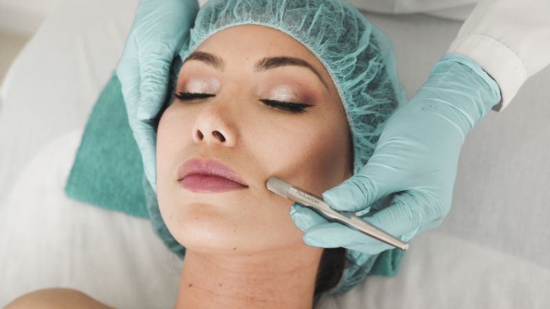 Meresap Maksimal Ke Wajah, Mengenal Metode Microneedling, Inovasi Baru ...