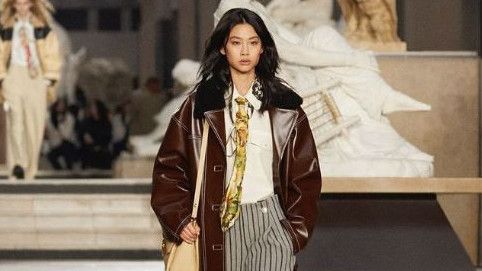 Jung Ho-Yeon Tampil Edgy Bawakan Koleksi Louis Vuitton di Paris Fashion Week 2022